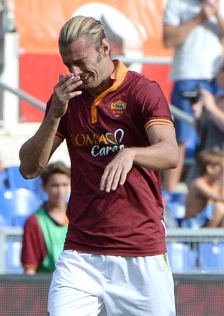 Immagine simbolo del derby: le lacrime di Federico Balzaretti dopo l'1-0 Roma. Ansa